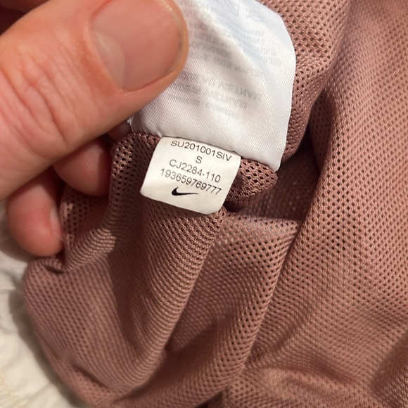 Nike Women’s Icon Clash Shorts in Tan, size Small - Picture 8 of 13